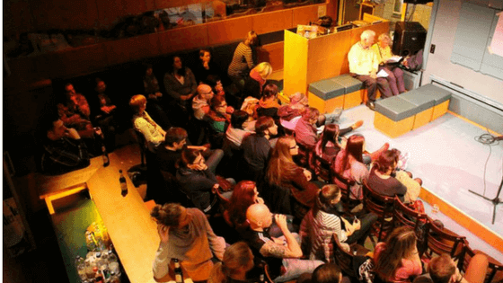 Poetry Slam in der Heldenbar - Grillo Theater - Publikum von oben