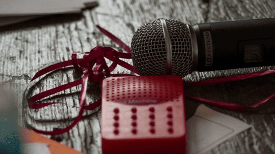 Mikrofon mit Geschenkband und Effektgerät - Titelbild Schall und Raucher