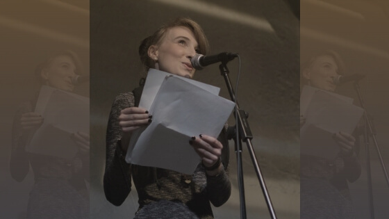 Hanna Flieder aus Essen mit Textblatt beim Poetry Slam