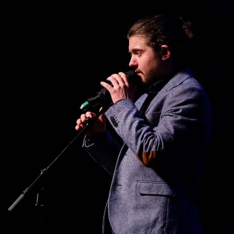 Emil Bosse als Poetry Slammer bei den Essener Stadtmeisterschaften - im blauen Sakko