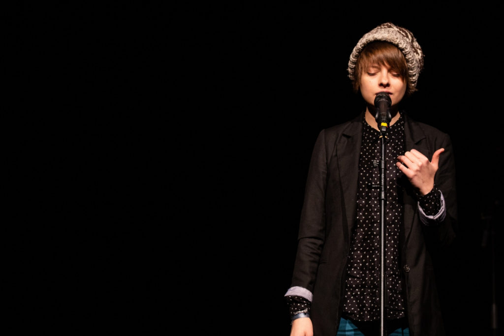 Lyrikerin & Poetry Slammerin Theresa Hahl auf der Bühne beim Poetry Slam