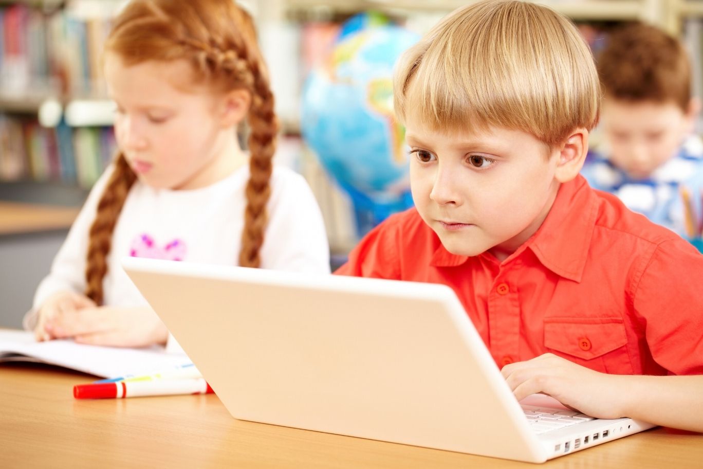 Junge sitzt in der Schule vor dem laptop und guckt Poetry-slam-video - Titelbild besten Texte