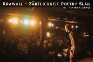 Moderator Marius Hanke alias Zwergriese zählt die Stimmen beim Poetry Slam im Theater Courage - Titelbild für den Krawall + Zärtlichkeit